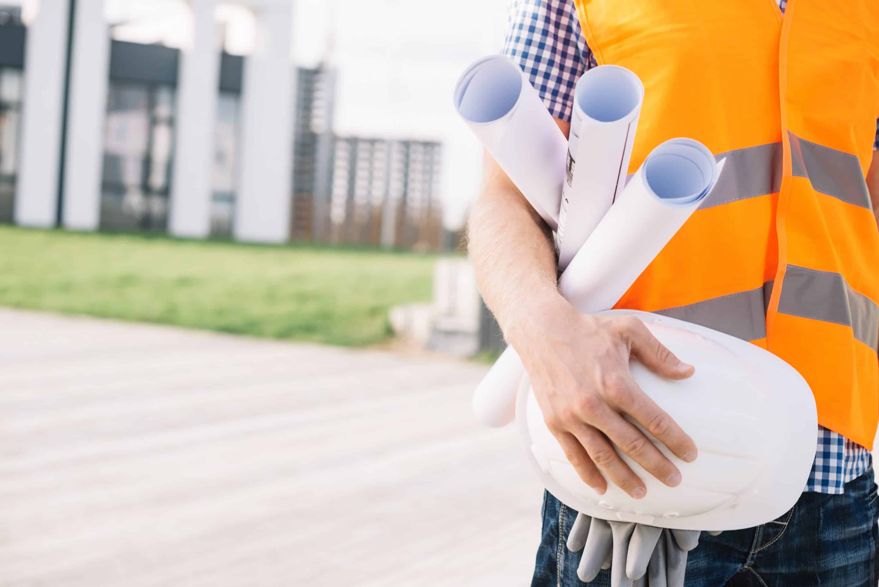 arquitecto con planos en obra civil